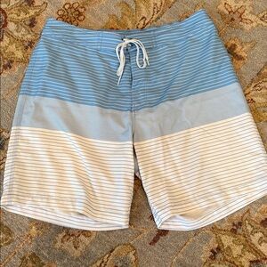 ✨ LIKE NEW ✨ men’s Southern Tide Skipjack Blue & White Striped Swim Shorts, L